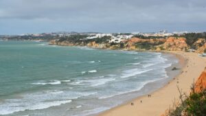 Algarve com criancas: praia larga de areia dourada e mar calmo