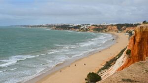 Praias de Albufeira escondidas: falesias vermelhas e mar azul