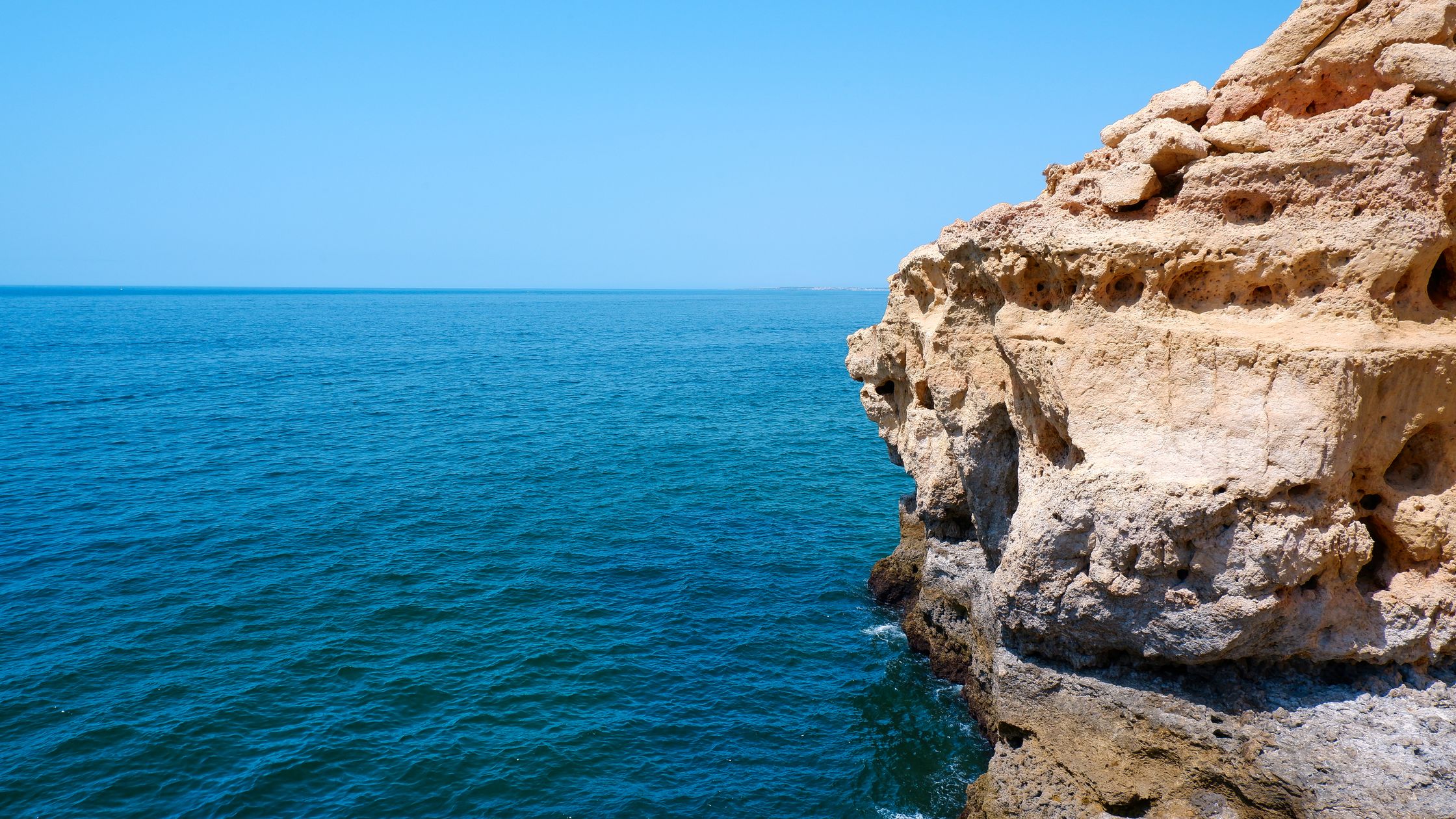 Melhor epoca para visitar o Algarve: falesias e mar azul