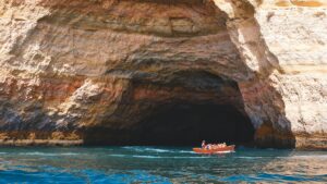 Passeio de barco no Algarve entrando na Gruta de Benagil