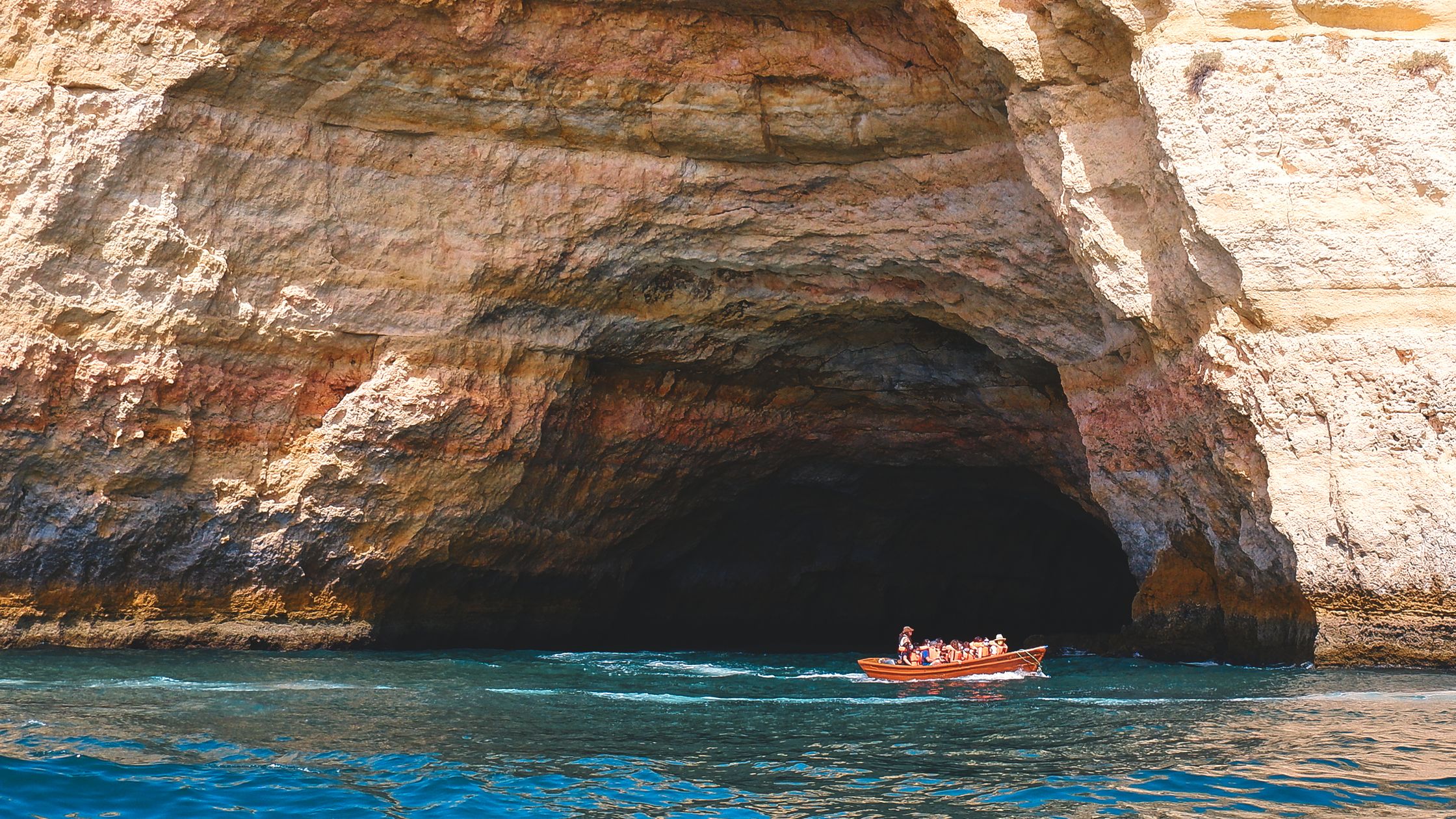 Passeio de barco no Algarve entrando na Gruta de Benagil